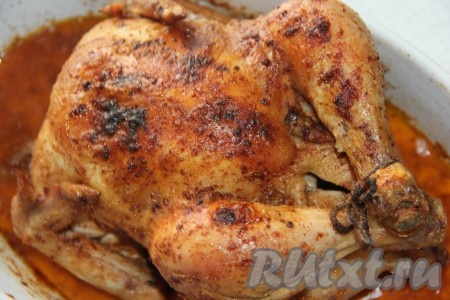 Вот такой аппетитный и очень сочный цыплёнок, запеченный в духовке целиком, получился.
