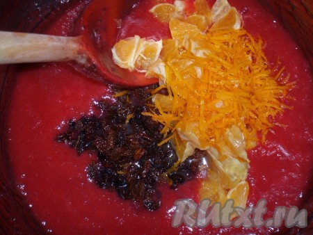 К пюре из крыжовника добавить изюм, цедру и мякоть апельсина.