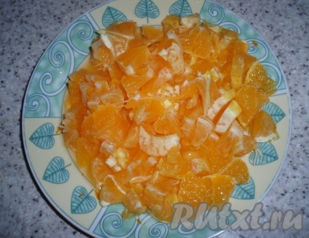 Очистить апельсины от кожуры и нарезать мякоть на кусочки.