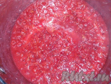 Высыпать ягоды в кастрюлю и поставить на газ. Нагревать на маленьком огне до мягкости ягод. Можно добавить 2-3 столовые ложки воды, но не обязательно.