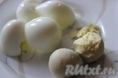 Яйца отварить вкрутую, охладить, очистить и разделить на белки и желтки.