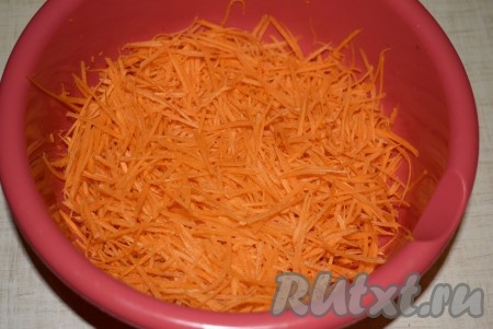 Натираем морковь на терке для корейской моркови. 