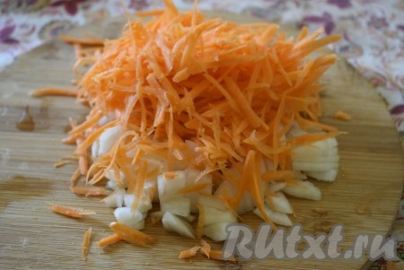 Морковку и лук очистить. Нарезать лук и натереть морковь на крупной терке.
