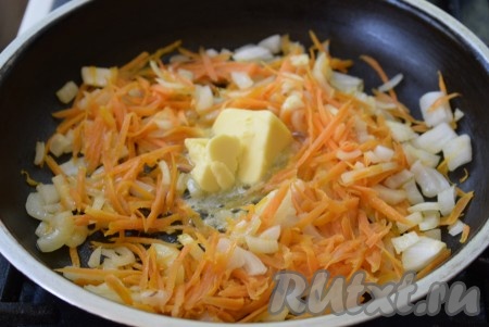 Добавить к овощам сливочное масло и тушить лук с морковью, иногда помешивая, на медленном огне до полуготовности.
