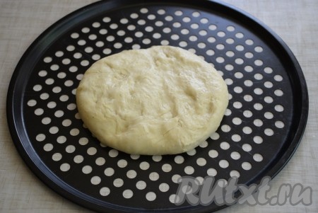 Когда тесто увеличится вдвое, кладем его в форму для пиццы, смазанную растительным маслом.
