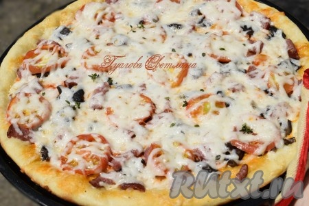 Ставим пиццу с опятами в разогретую духовку и выпекаем при температуре 180 градусов, примерно, 25-30 минут (ориентируйтесь на вашу духовку).
