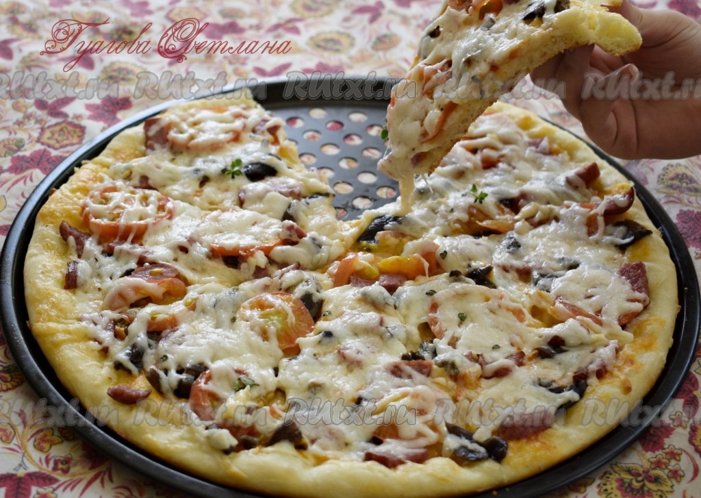 Пицца с грибами, сыром, помидорами и колбасой