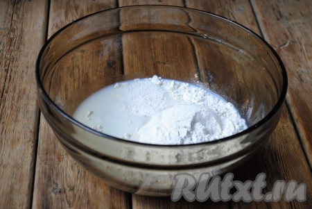 Отдельно в миске соединить молоко, муку, соль, сахар и разрыхлитель. 
