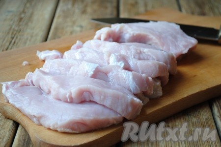 Нарезать свинину кусочками толщиной 2-2,5 см. 
