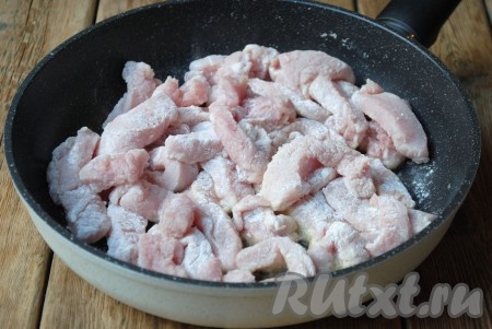 В сковороде разогреть смесь растительного и сливочного масел. Кусочки свинины обвалять в муке и отправить на сковороду.
