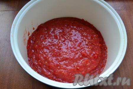 Измельчить помидоры в блендере или перекрутить на мясорубке, вылить в чашу мультиварки.