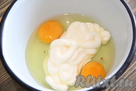 В миске соединить яйца и майонез. 