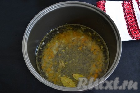 Затем влить в чашу 3 литры воды, выложить лавровые листики и переключить мультиварку на функцию "Суп".

