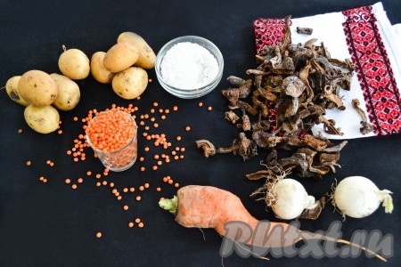 Подготовить необходимые ингредиенты для приготовления грибного супа из сушеных грибов в мультиварке