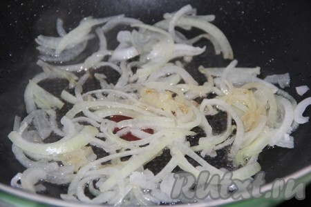 На сковороде с высокими бортиками лук обжарить на растительном масле, иногда перемешивая, до золотистого цвета. 
