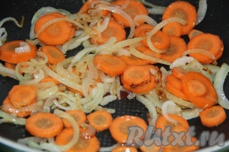 Добавить морковь в сковороду к луку, обжарить в течение 5 минут на среднем огне, периодически перемешивая.