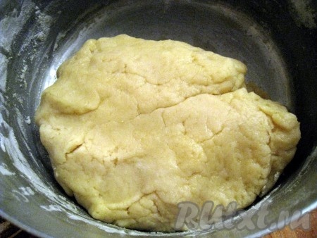 Замесить быстро эластичное тесто и, желательно, убрать его в холод примерно на пол часа.