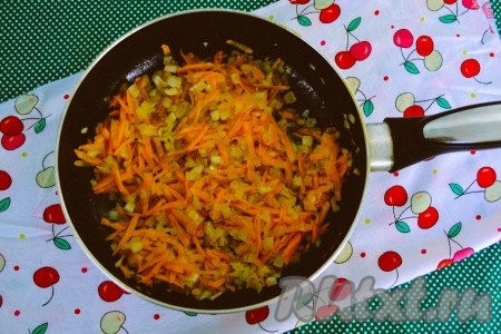 Морковь и лук очистить. Лук, нарезанный мелкими кубиками, и морковь, натертую на средней терке, выложить на сковороду, разогретую с растительным маслом. Помешивая, обжарить лук и морковь на среднем огне до состояния мягкости (в течение 3-4 минут).