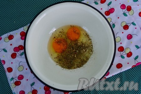 В глубокую миску вбить яйца, добавить соль и прованские травы.
