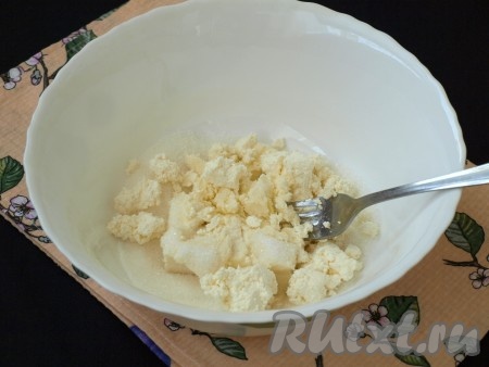 В миску выложить сливочное масло, добавить сахар и творог, хорошо растереть. Масло лучше брать немного мягкое, не слишком растаявшее.