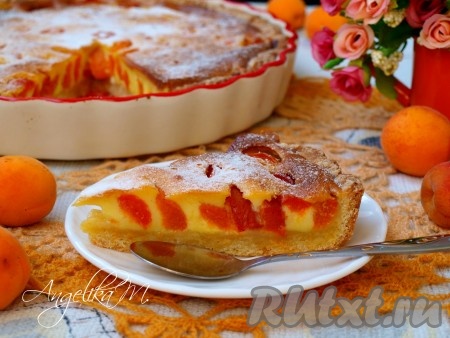 Далее вкуснейший заливной пирог с абрикосами с основой из творожного теста можно нарезать на кусочки и подать к столу.