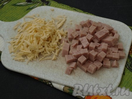 Ветчину нарезать кубиками, сыр натереть на тёрке. Понадобится 2 столовые ложки натёртого сыра.