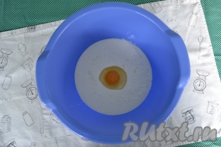 В глубокую миску влить кефир комнатной температуры, добавить яйцо и щепотку соли.
