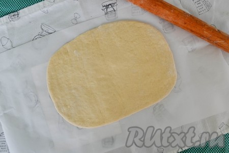 Для того чтобы тесто было удобно раскатывать, разделить его на небольшие части. На столе, присыпанном мукой, раскатать каждую часть теста в пласт толщиной 5 мм.
