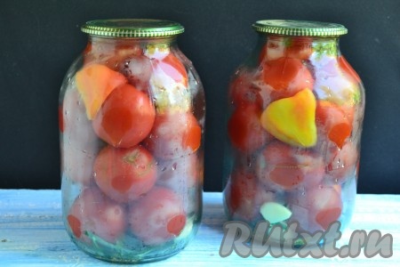 Наполнить банки хорошо вымытыми помидорами. Между помидорами разместить по 1 болгарскому перцу, разрезанному пополам (семена из перца предварительно удалить).
