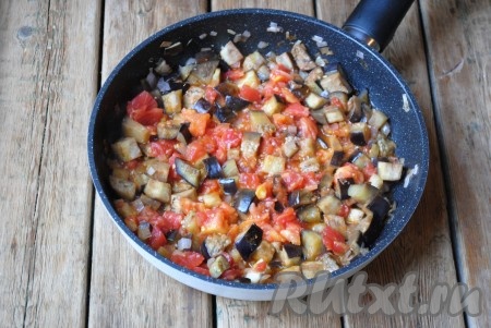 Овощную смесь посолить, поперчить, если помидоры очень кислые, добавьте сахар, перемешать и готовить 3-4 минуты на небольшом огне.