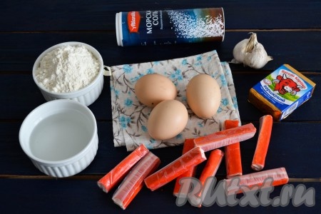 Подготовить необходимые ингредиенты для приготовления яичных блинов с начинкой из крабовых палочек, сыра и чеснока
