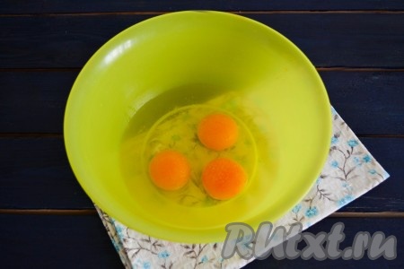 В глубокую миску вбить куриные яйца, влить водичку и всыпать щепотку соли. 