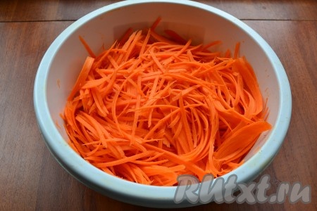 Натереть морковь на терке для корейской моркови.