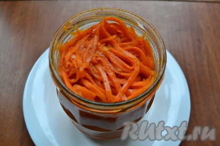 Морковь выложить в простерилизованную баночку вместе с образовавшейся жидкостью, хорошо ее утрамбовывая.