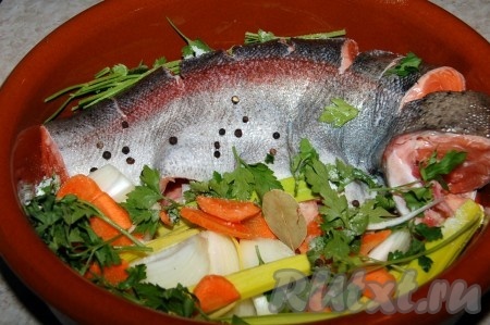 Уложим в форму рыбу и овощи.
