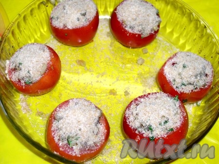Наполняем подготовленные помидоры остывшими обжаренными овощами, посыпаем панировочными сухарями и выкладываем в форму для выпечки. Каждый фаршированный помидор сбрызгиваем растительным маслом и отправляем в духовку, разогретую до 180 градусов, и запекаем до готовности (в течение минут 20).
