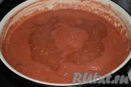 Поставить кастрюлю на огонь и варить томатный сок около 20 минут с момента закипания на среднем огне.