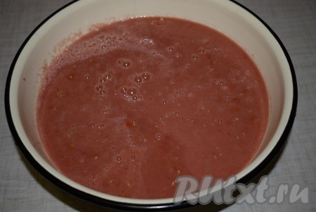Вылить получившийся томатный сок в кастрюлю, в которой будет вариться лечо.
