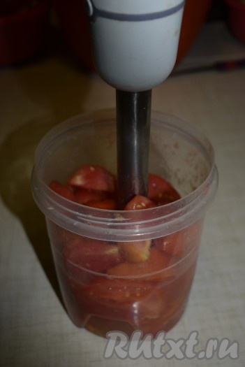 Чеснок очистить. Помидоры пропустить через блендер, превратив их  в томатный сок.