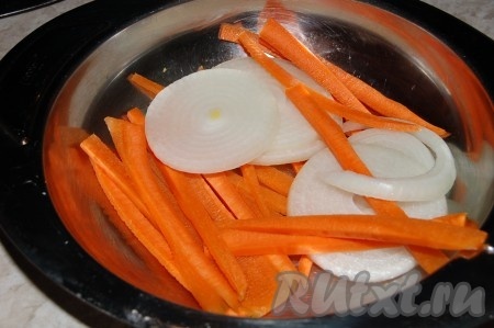 Нарежем лук и морковь.