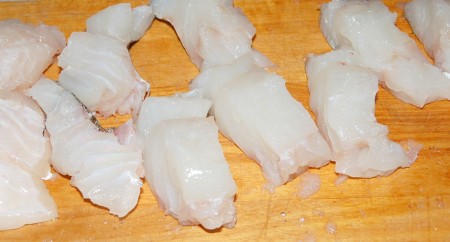 Нарежем филе рыбы небольшими кусочками.