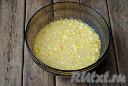Яйца взбить с сахаром, размягченным сливочным маслом и солью до однородной массы. Получившуюся смесь добавить в набухшую манку. 

