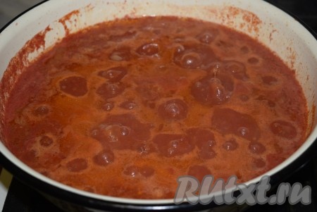 Ставим кастрюлю с томатной массой на огонь и доводим до кипения на среднем огне, варим около 15 минут.
