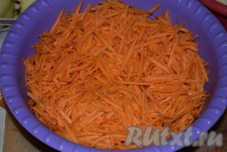 Морковь чистим и трем на крупной терке.

