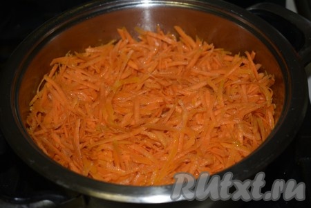 В кастрюлю, где жарился лук, кладем натертую морковь и тушим, иногда помешивая, до готовности, примерно, 20-25 минут.
