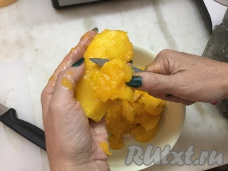 Очистить манго и нарезать на кусочки, отделив косточку.