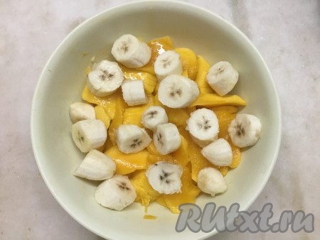 Очистить бананы, нарезать и добавить к кусочкам манго.