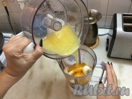 Залить свежевыжатым апельсиновым соком.
