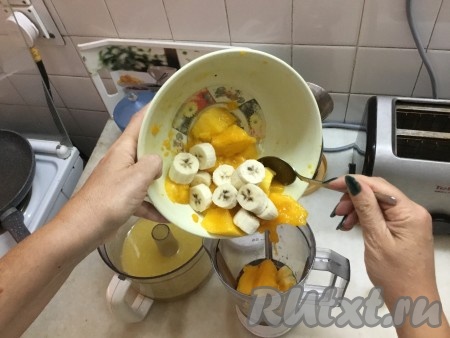 Нарезанные манго и бананы поместить в блендер.
