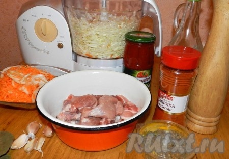 Ингредиенты для приготовления тушеной капусты со свининой